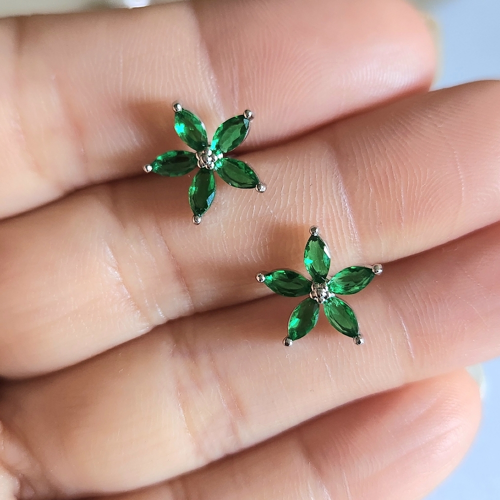 New 925 Silver Emerald Flower Stud Earrings for Women